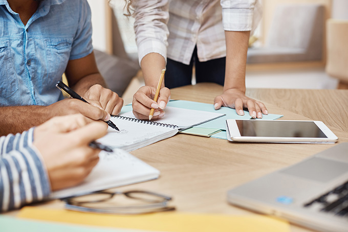 gros-plan-sur-le-travail-d-equipe-o-nouveau-projet-dans-l-espace-de-coworking-redaction-d-idees-recherche-de-graphiques-sur-tablette-et-ordinateur-portable-travail-d-equipe-concept-d-entreprise réunion pour organiser un événement professionnel